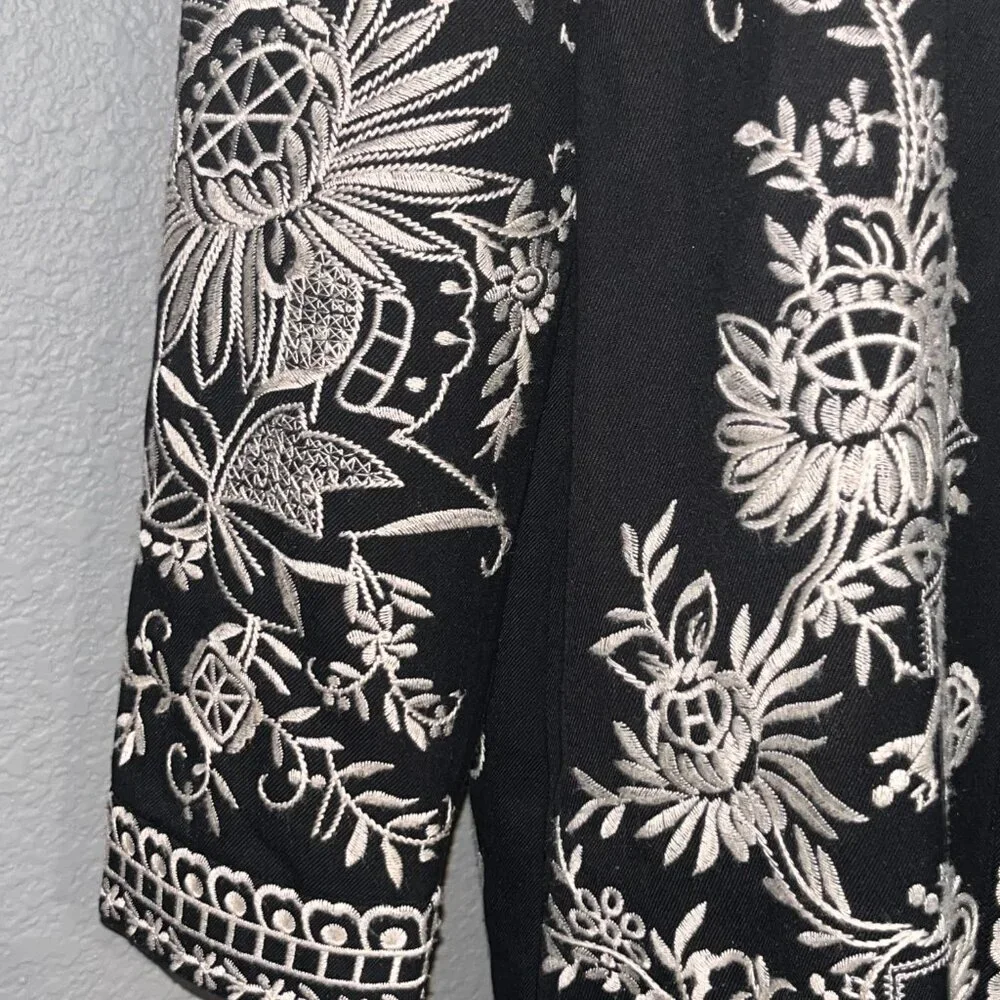 CHICO'S FULLY EMBOIDERED BLACK & WHITE KIMONO JACKET TOPPER - EUC - SIZE 0 = 4/6 - Picture 12 of 15
